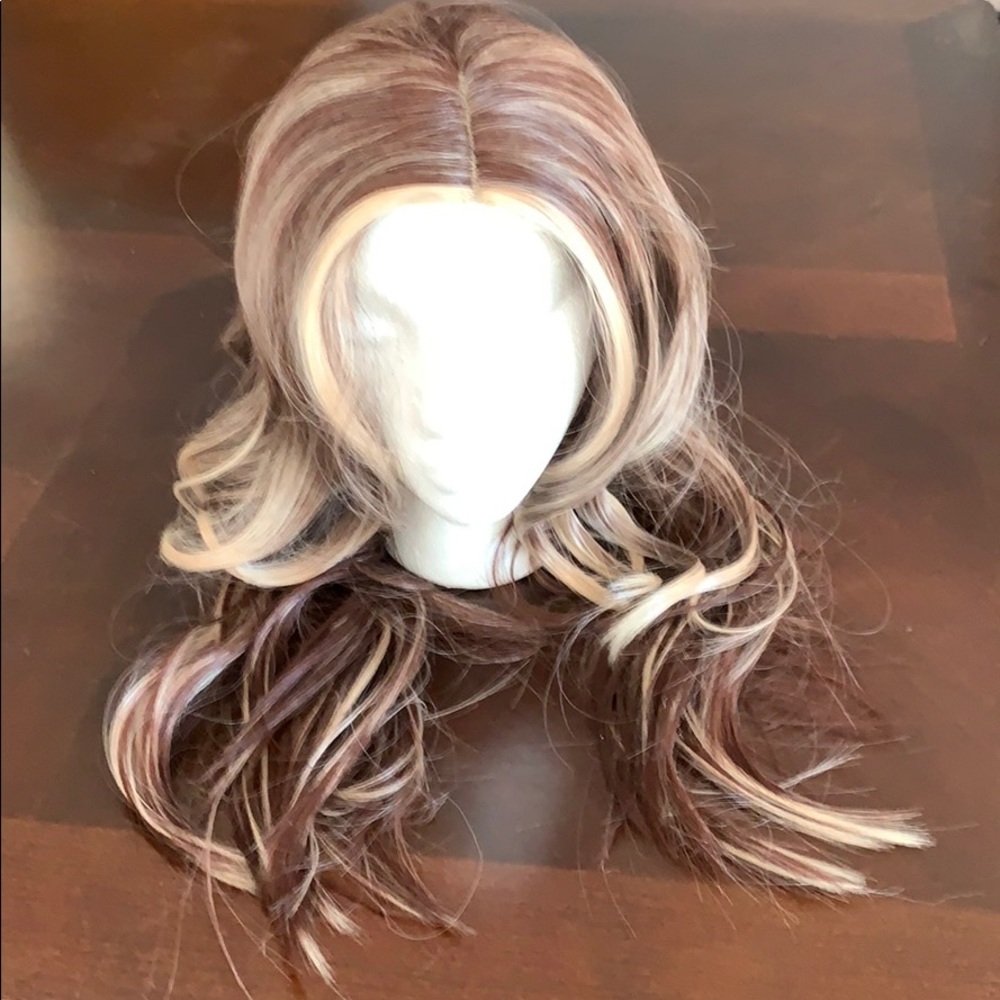 Highlighted wavy auburn wig